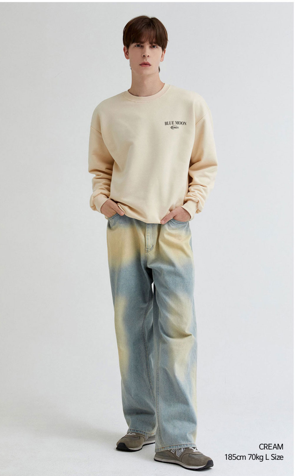 크림색상 달이 등에 프린팅된 맨투맨을 입은 남자 사진