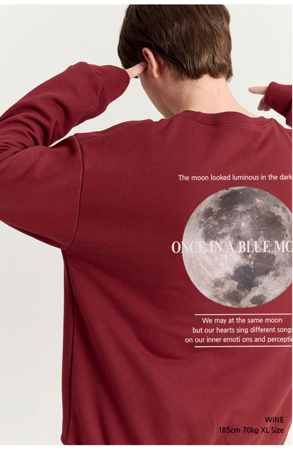 와인색상 달이 등에 프린팅된 맨투맨을 입은 남자 사진