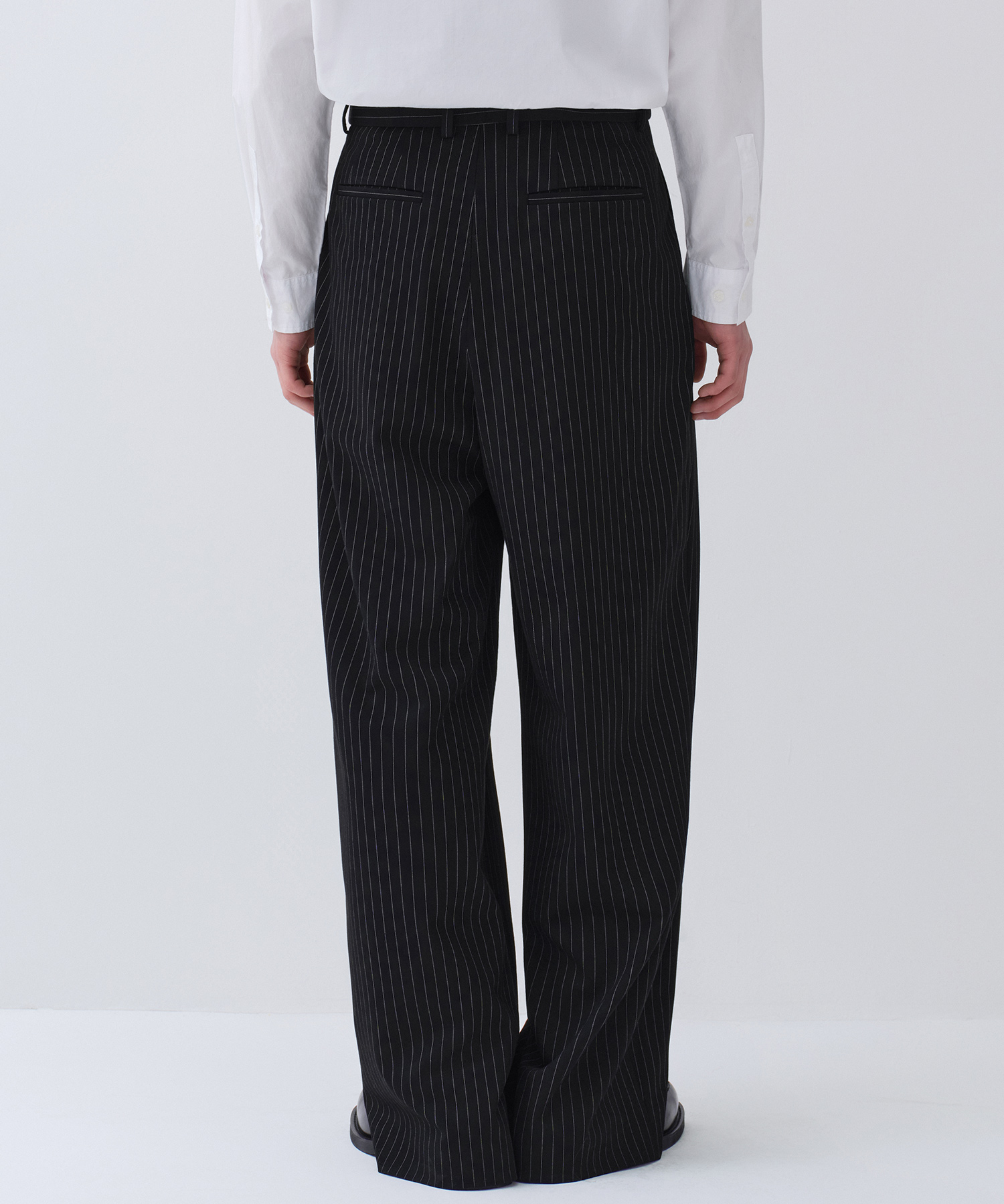 STRIPED EXTRA WIDE TWO-TUCK HIDDEN BANDING SLACKS [BLACK]