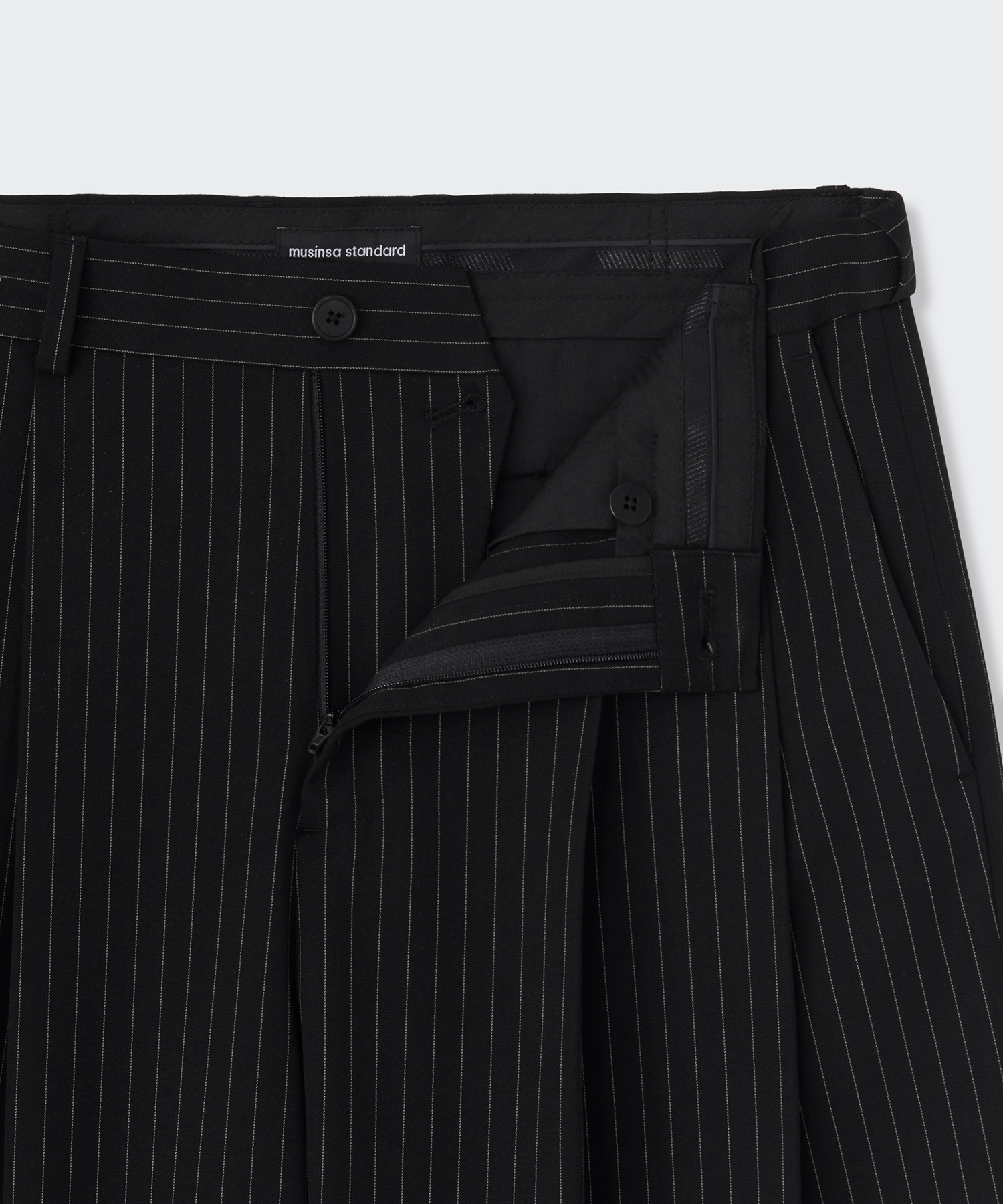 STRIPED EXTRA WIDE TWO-TUCK HIDDEN BANDING SLACKS [BLACK]