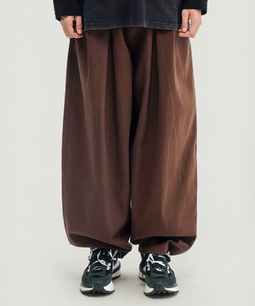Inverted Tuck Balloon Fit Wide Cotton брюки (BROWN)