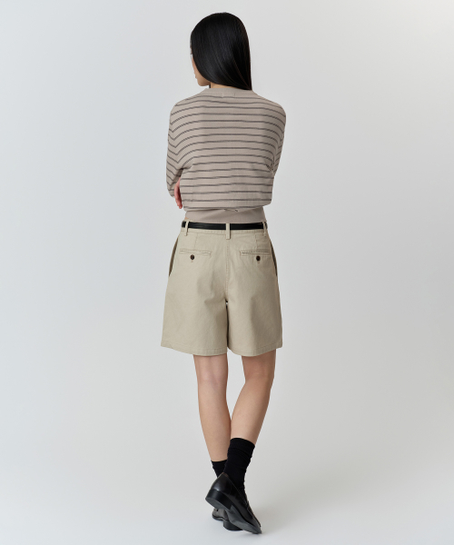 WOMENS REVERSE TWO TUCK WIDE CHINO SHORTS [LIGHT BEIGE]