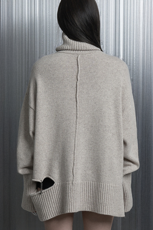 Soft Rib Cut Out Pin Point Turtleneck Knit (Beige)