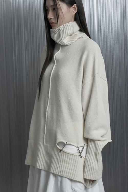Soft Rib Cut Out Pin Point Turtleneck Knit (Ivory)