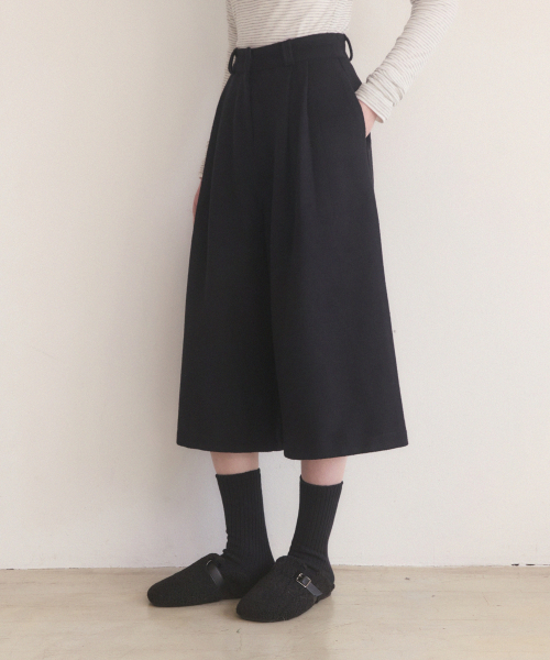 Woolen pintuck long burmuda pants - black