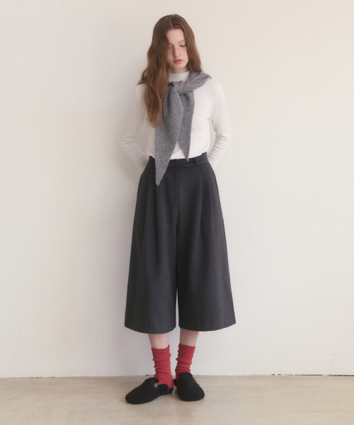 Woolen pintuck long burmuda pants - charcoal