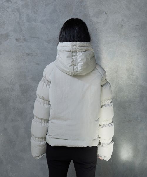 BANDED SLEEVE CURVE PUFFER