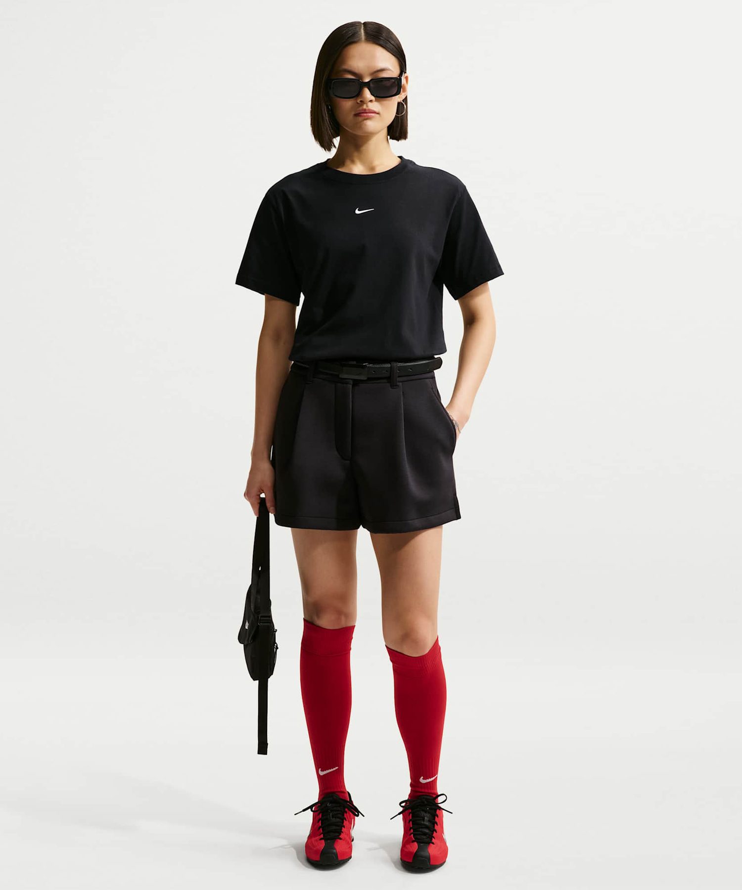 W NSW CLASSIC SS TEE - BLACK/(WHITE)