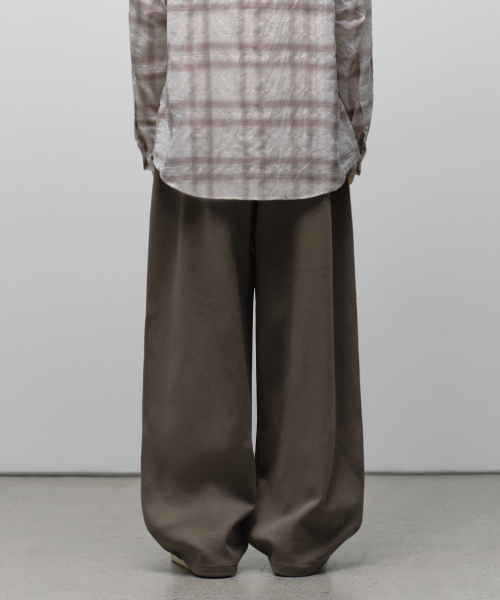 DOUBLE KNIT ONE TUCK WIDE LOUNGE SWEAT PANTS [BROWN]