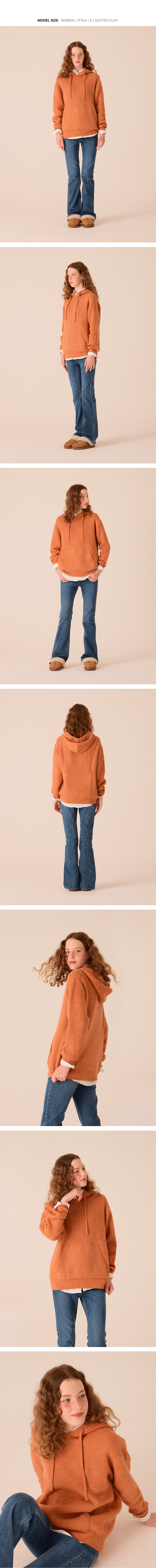 더스트 클레이 컬러 소프트 후디 니트를 착용한 여성 모델의 다양한 착용 이미지입니다.