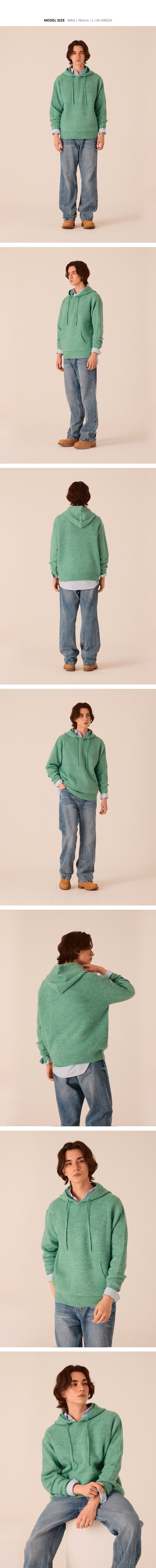 멜란지 그린 컬러 소프트 후디 니트를 착용한 남성 모델의 다양한 착용 이미지입니다.