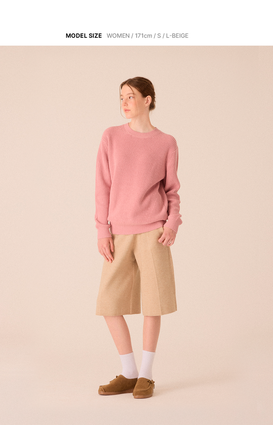 라이트 베이지 컬러  버뮤다 니트 팬츠를 착용한 여성 모델의  착용 이미지입니다.