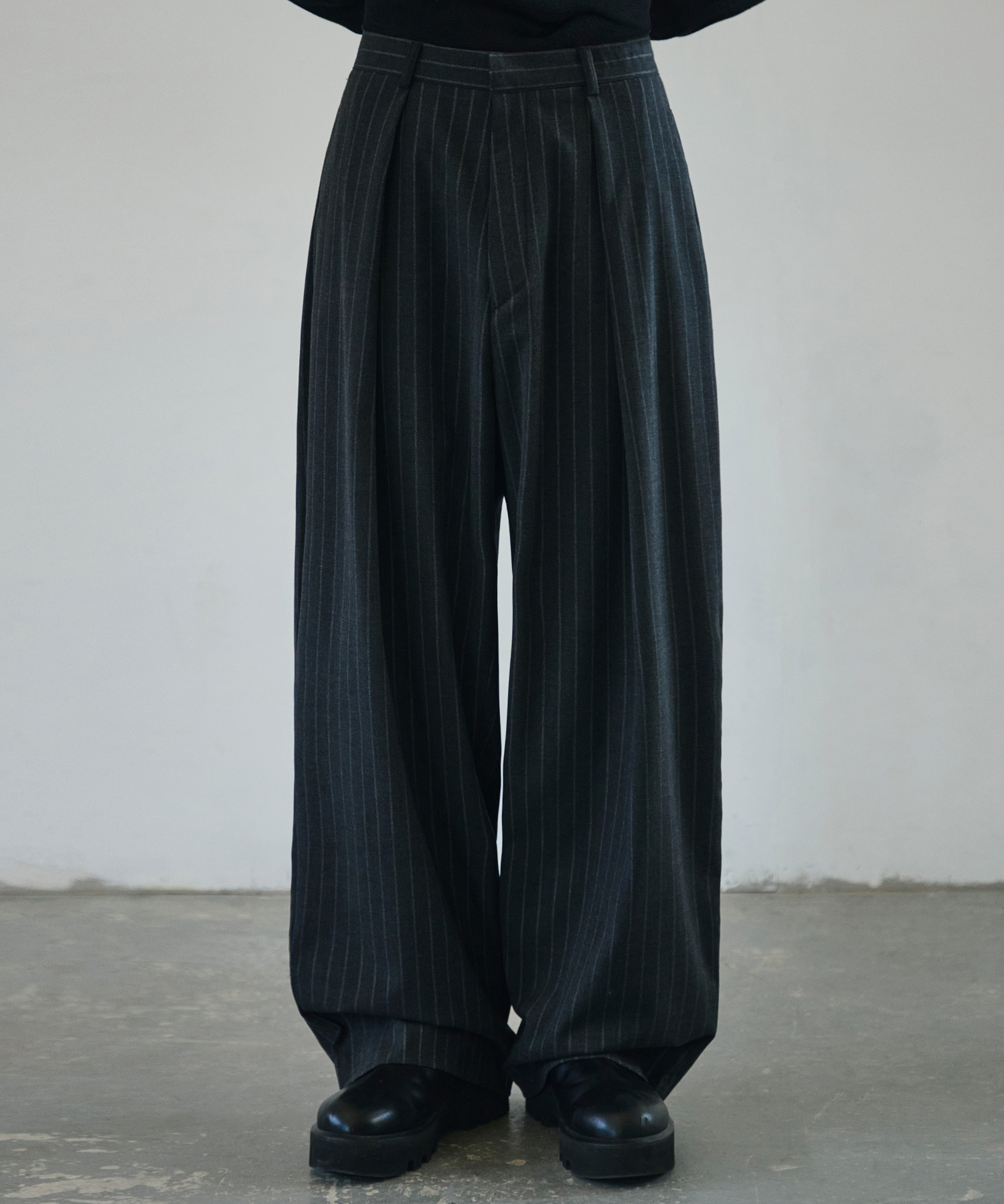 Брюки со складками [Charcoal Stripe]
