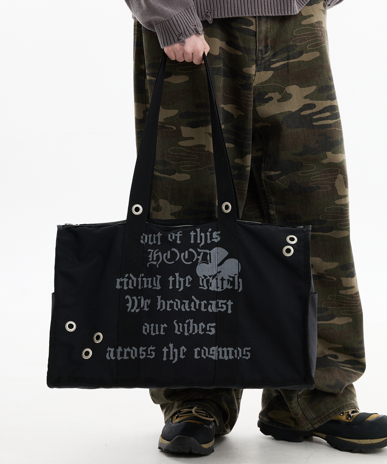 out of this HOOD Eyelet Shoulder Bag BLACK