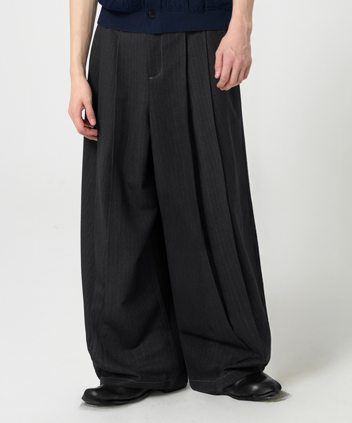 TWO TUCK LIKE DENIM WIDE SLACKS BLACK