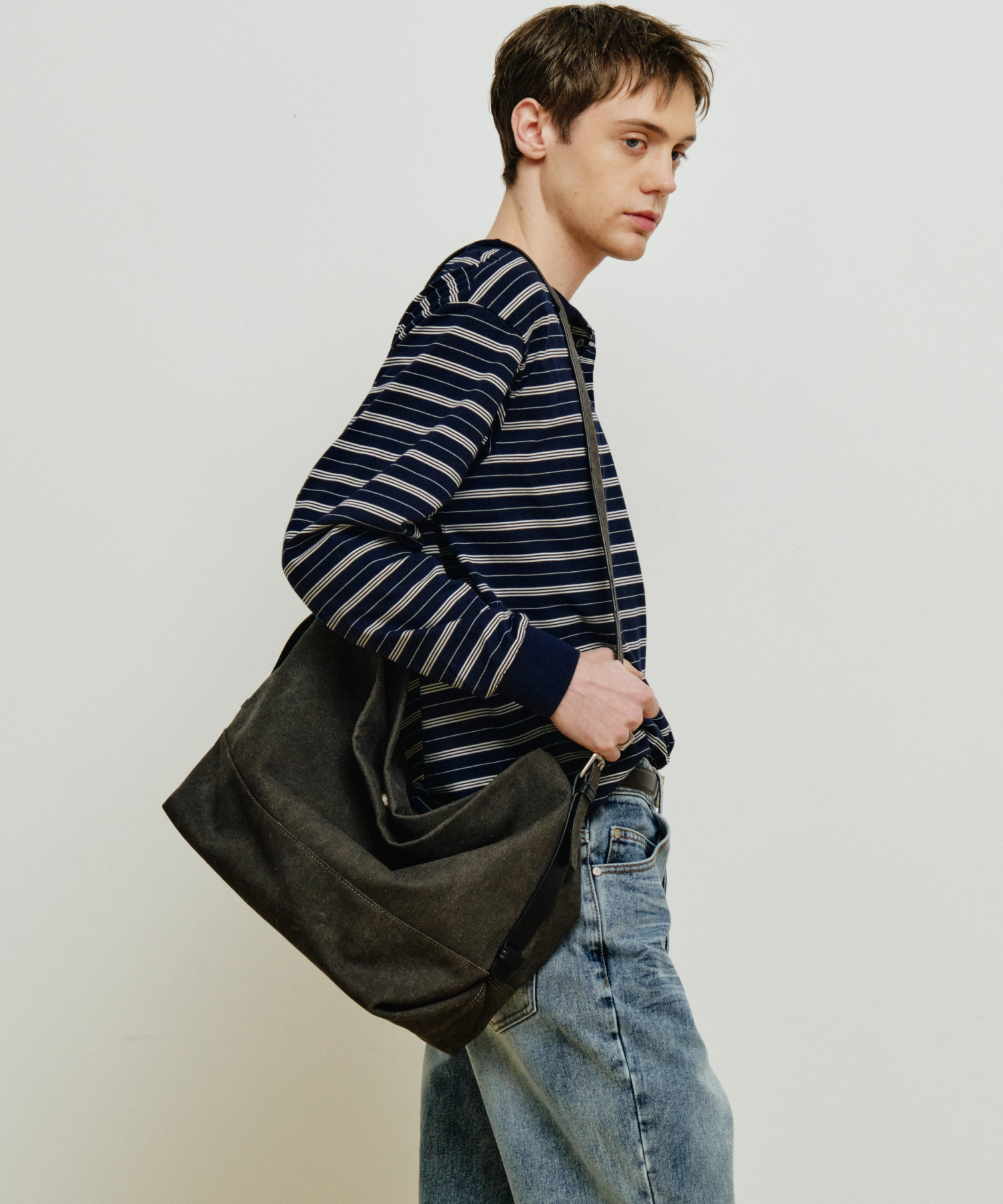 Сумка-хобо из канваса Slouchy (Washed Charcoal)