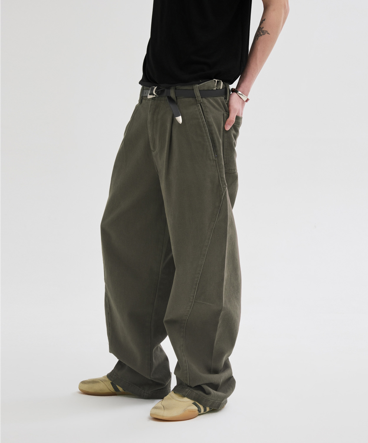 Curved Belted Washed Pants [Charcoal]
