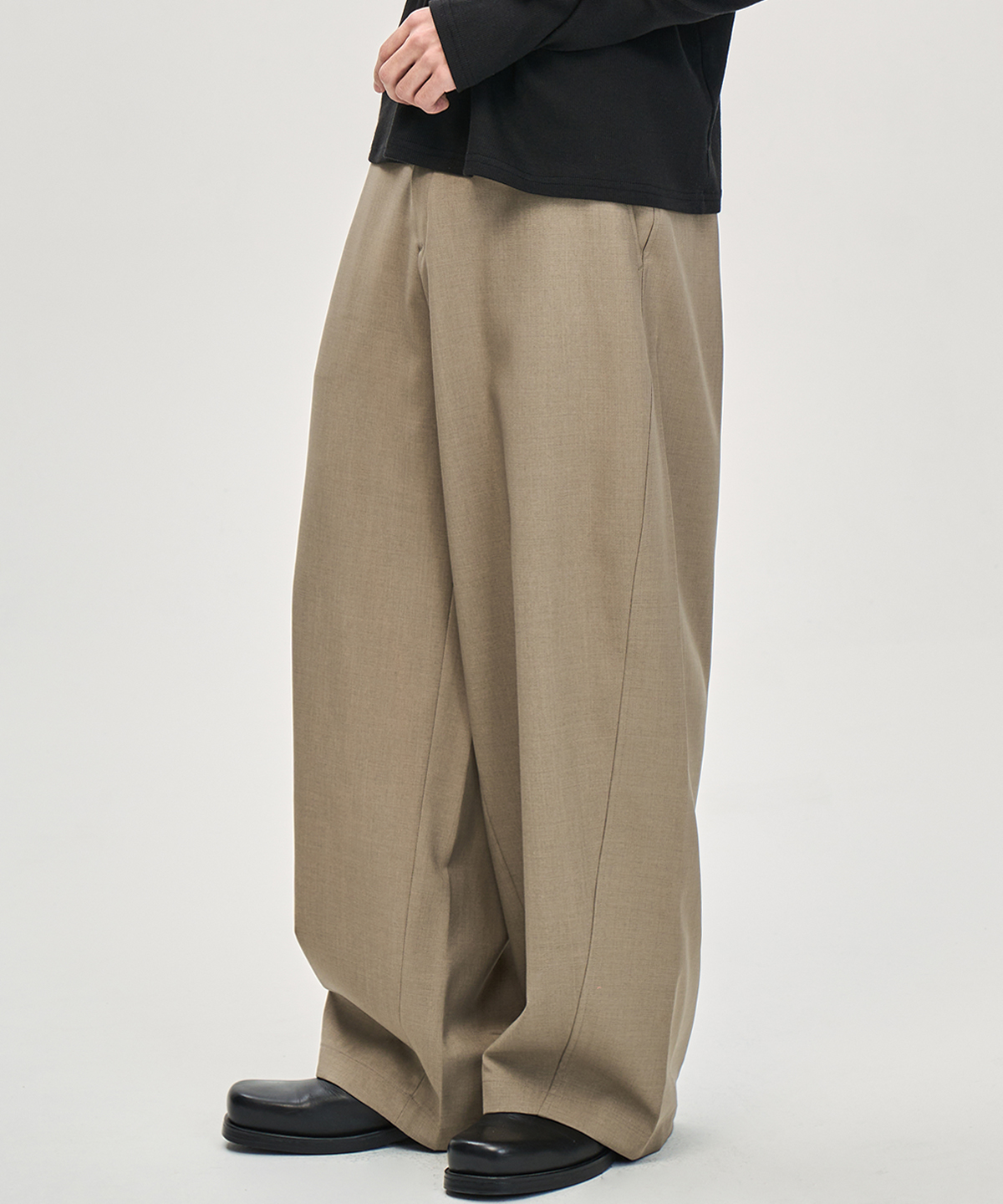 LOOSE-FIT CURVED WIDE SLACKS (BEIGE)