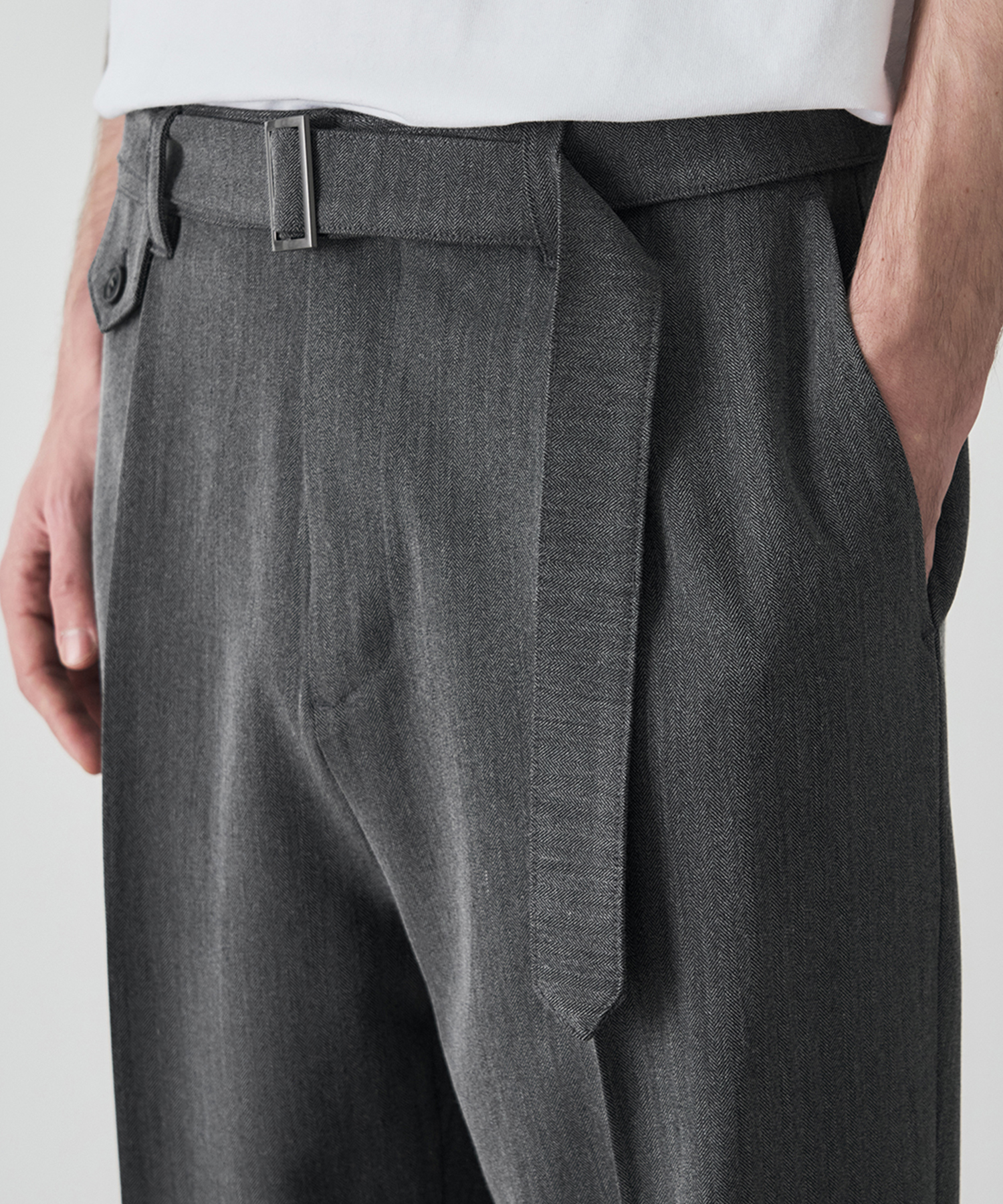 HERRINGBONE BELTED SEMI WIDE SLACKS [GREY]