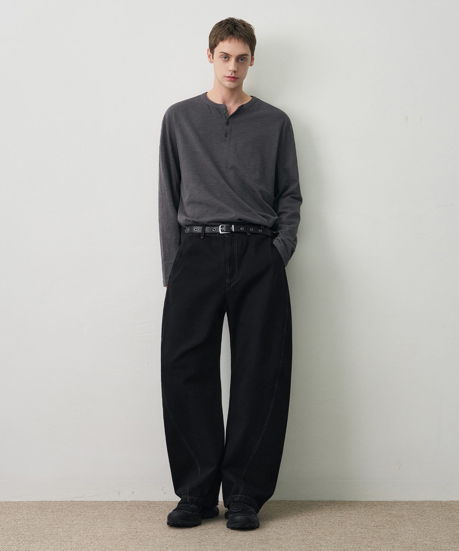 WIDE CURVED TRUE DENIM PANTS [BLACK INDIGO]