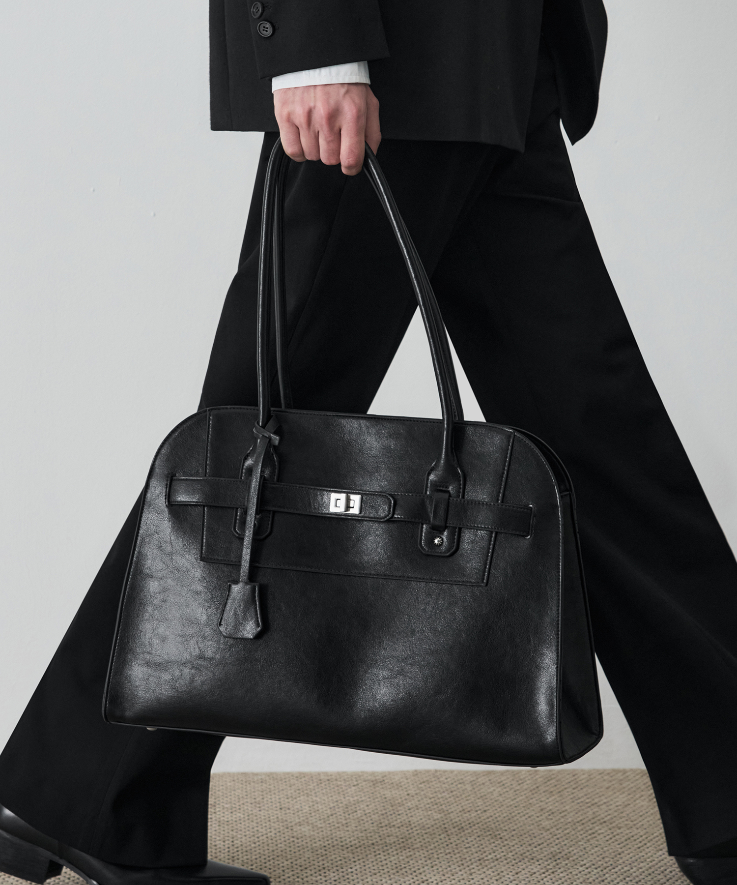 MONARCH LEATHER BELTED SHOULDER BAG [BLACK]