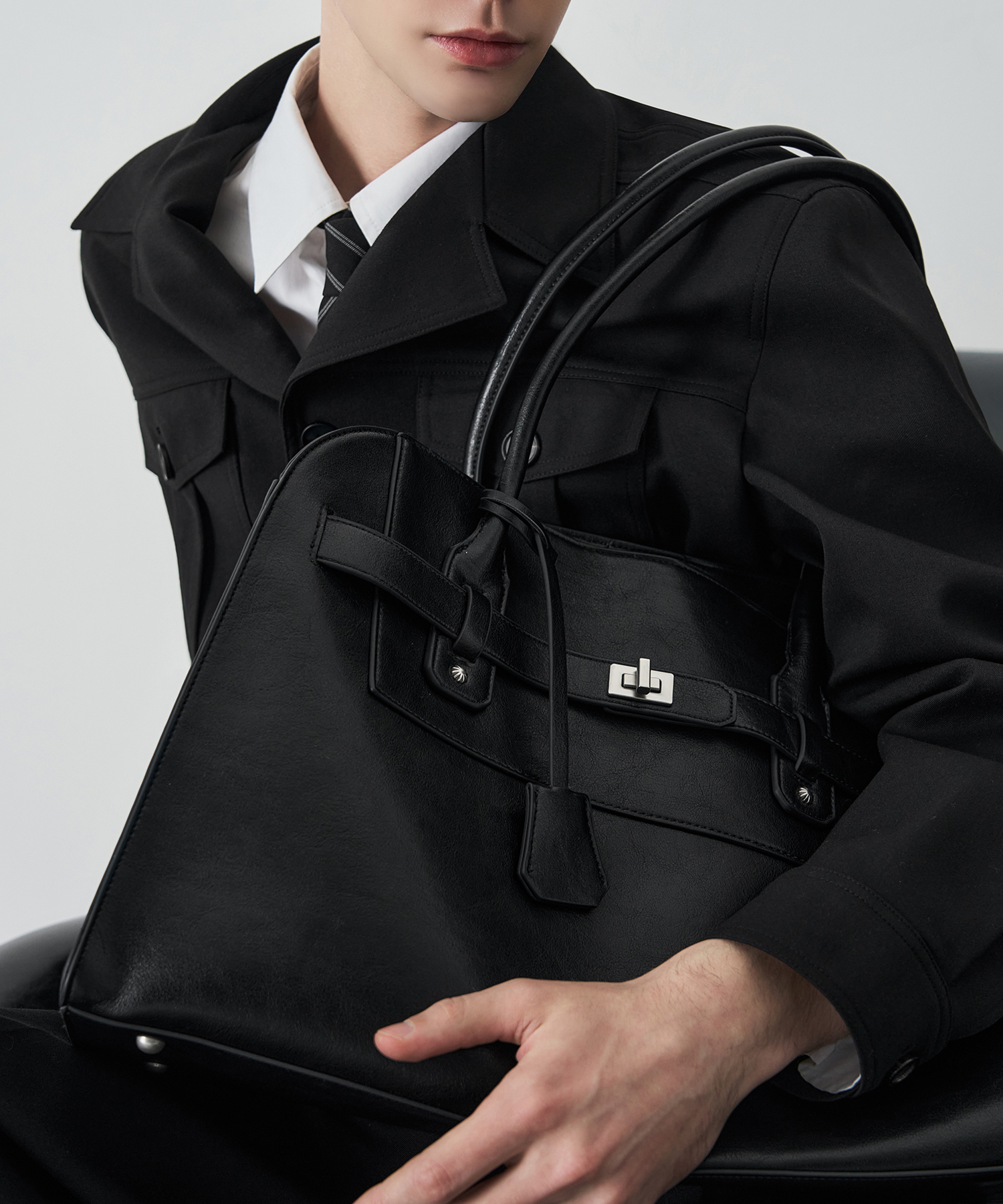 MONARCH LEATHER BELTED SHOULDER BAG [BLACK]