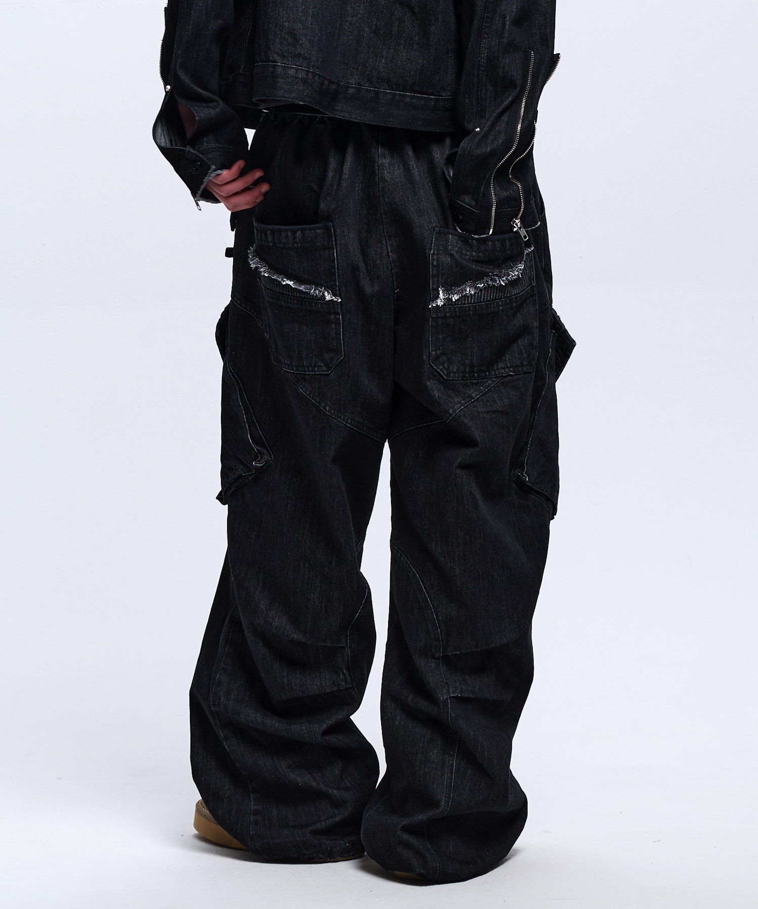 STRIPE MIXED CARGO DENIM PANTS - BLACK