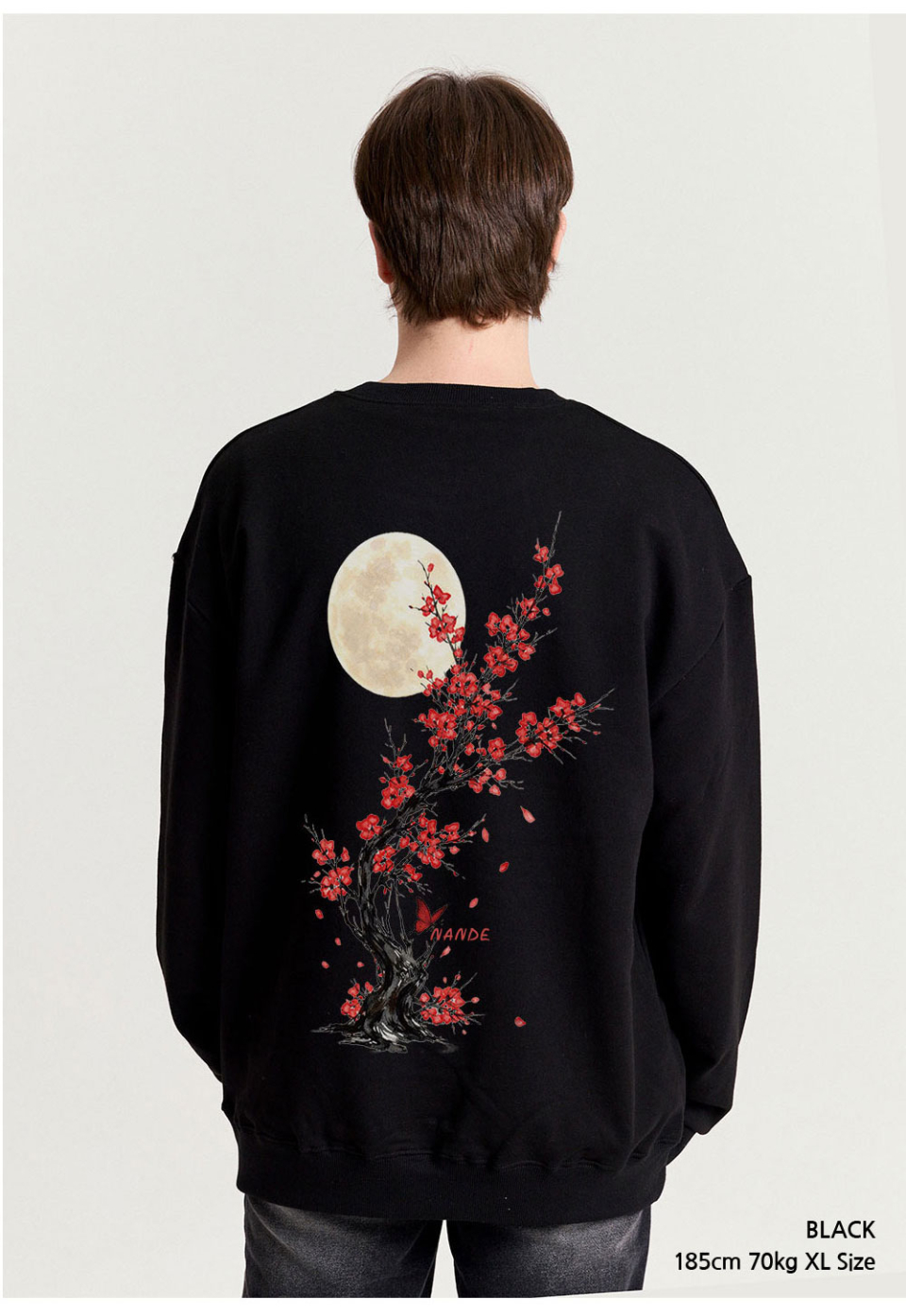 블랙색상 등에 꽃이 프린팅 되어있는 맨투맨을입은 남자 사진