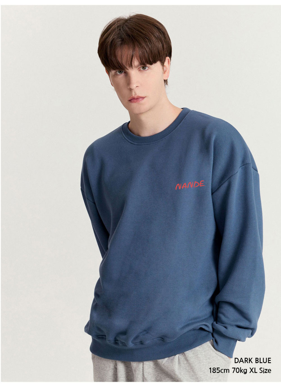 다크블루색상 등에 꽃이 프린팅 되어있는 맨투맨을입은 남자 사진