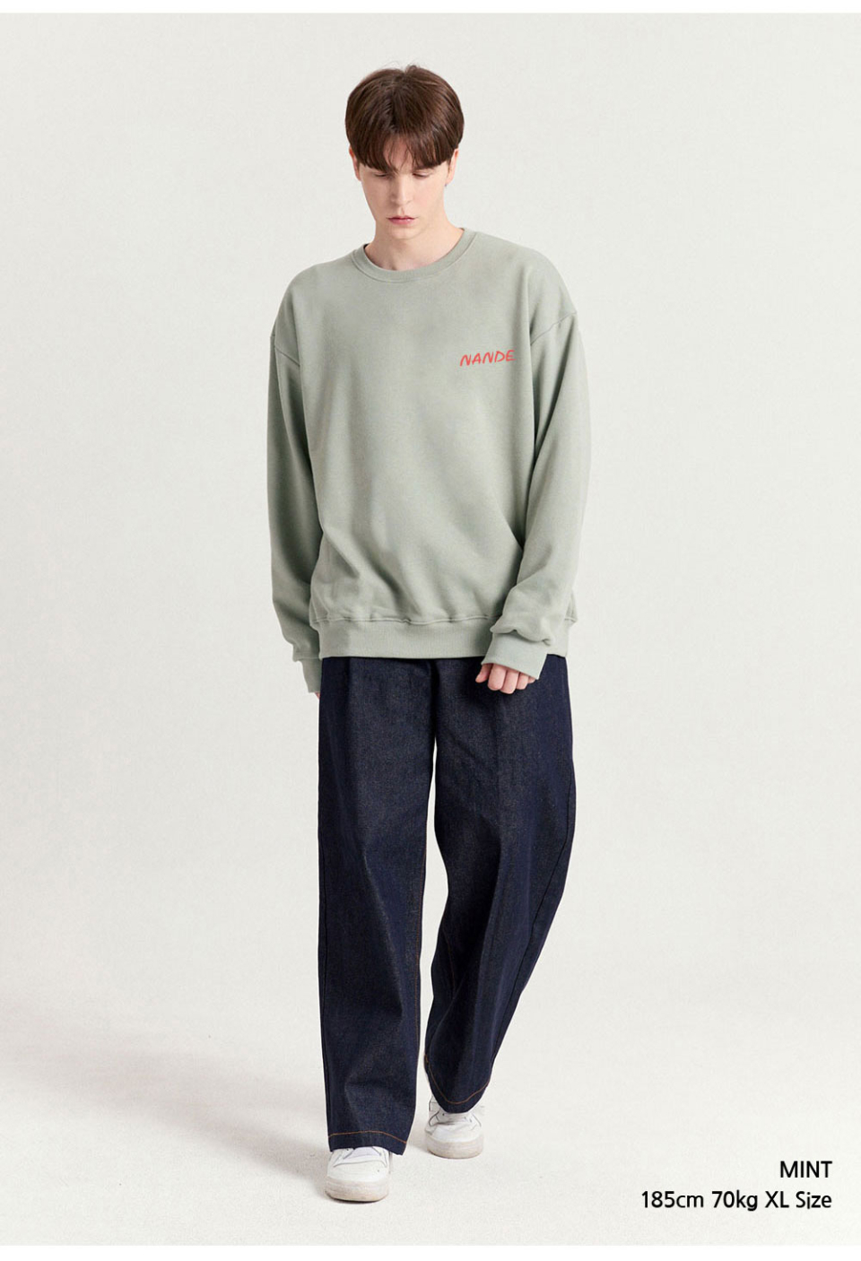 민트색상 등에 꽃이 프린팅 되어있는 맨투맨을입은 남자 사진