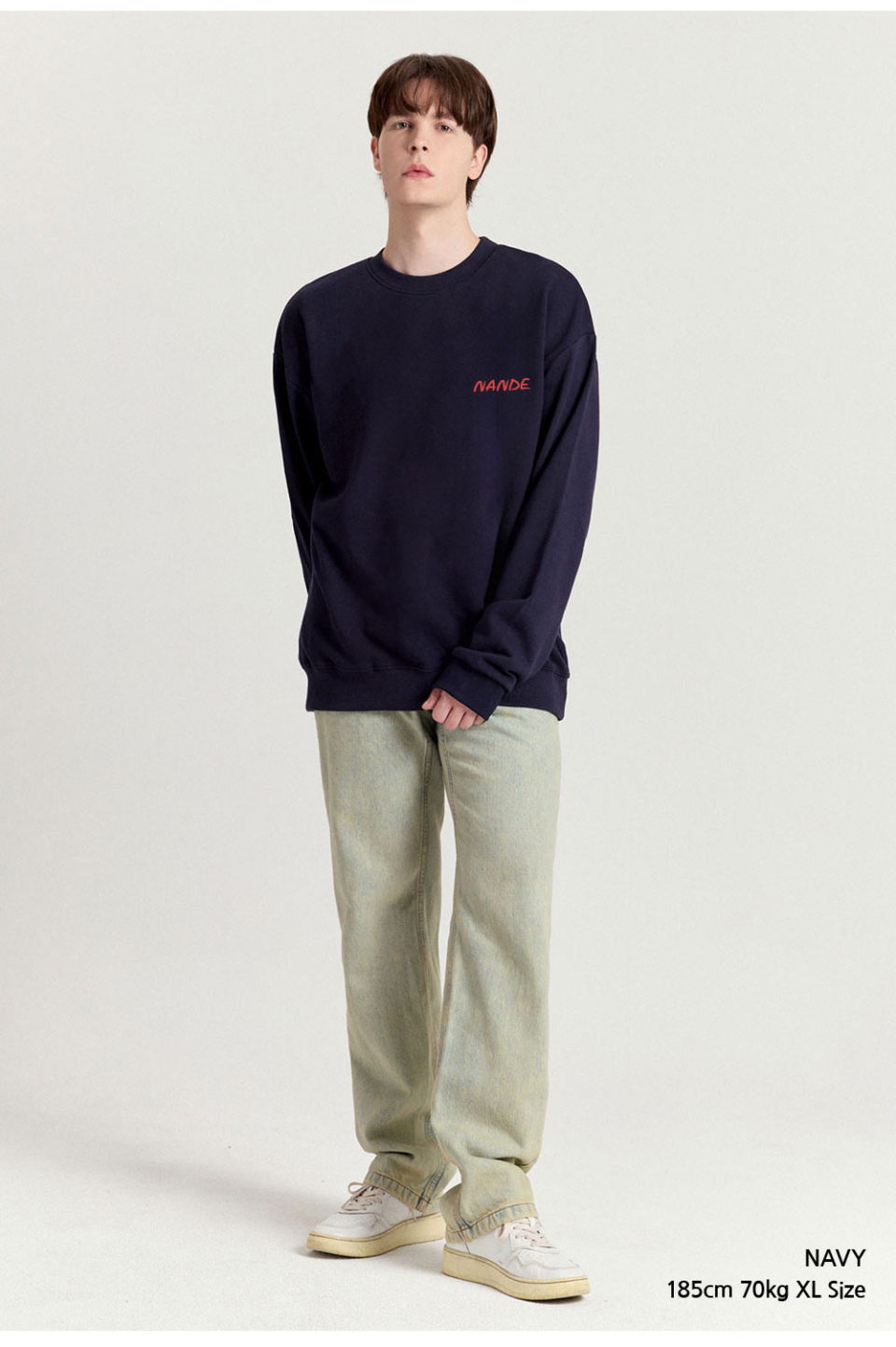 네이비색상 등에 꽃이 프린팅 되어있는 맨투맨을입은 남자 사진