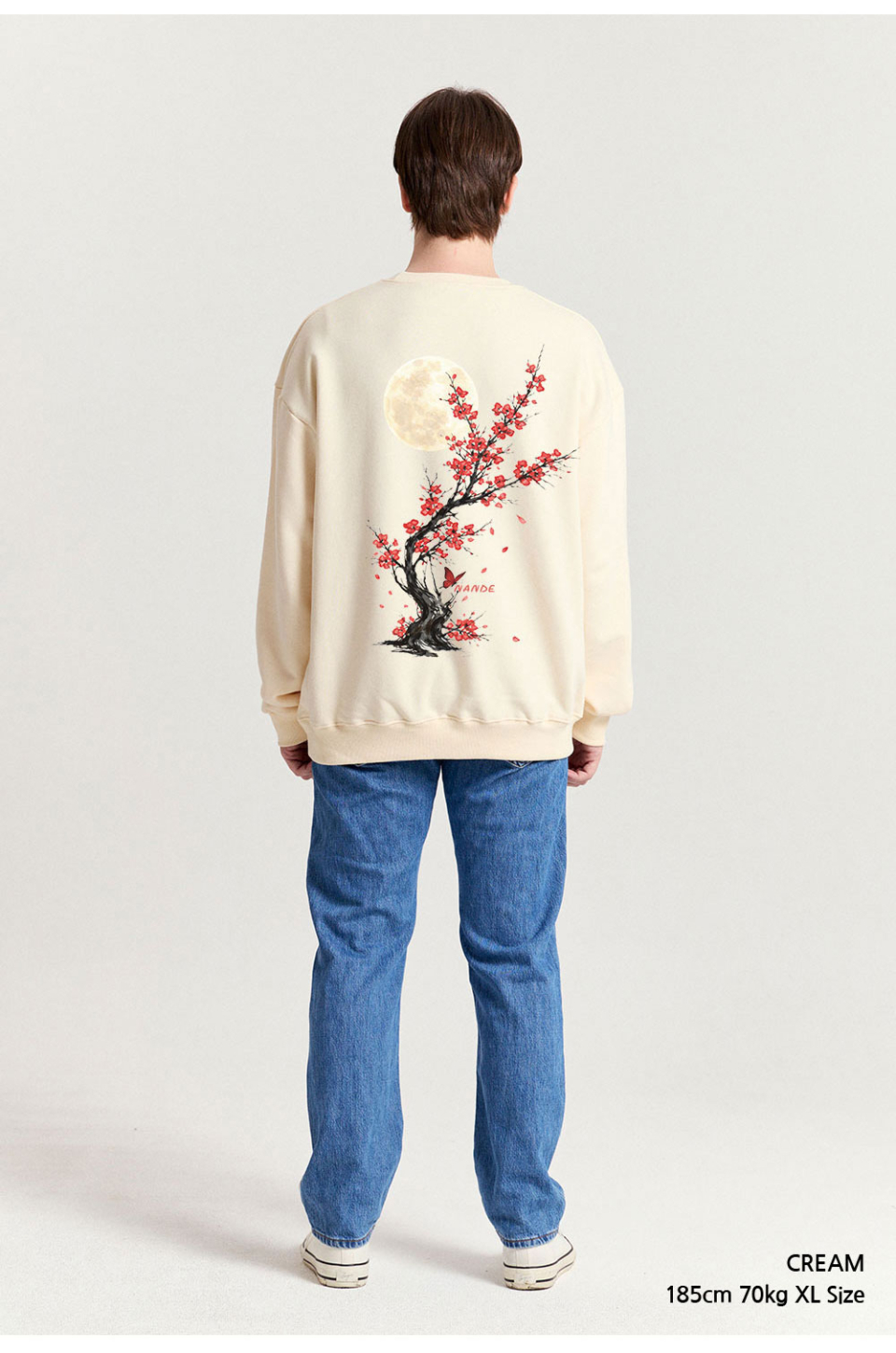 크림색상 등에 꽃이 프린팅 되어있는 맨투맨을입은 남자 사진