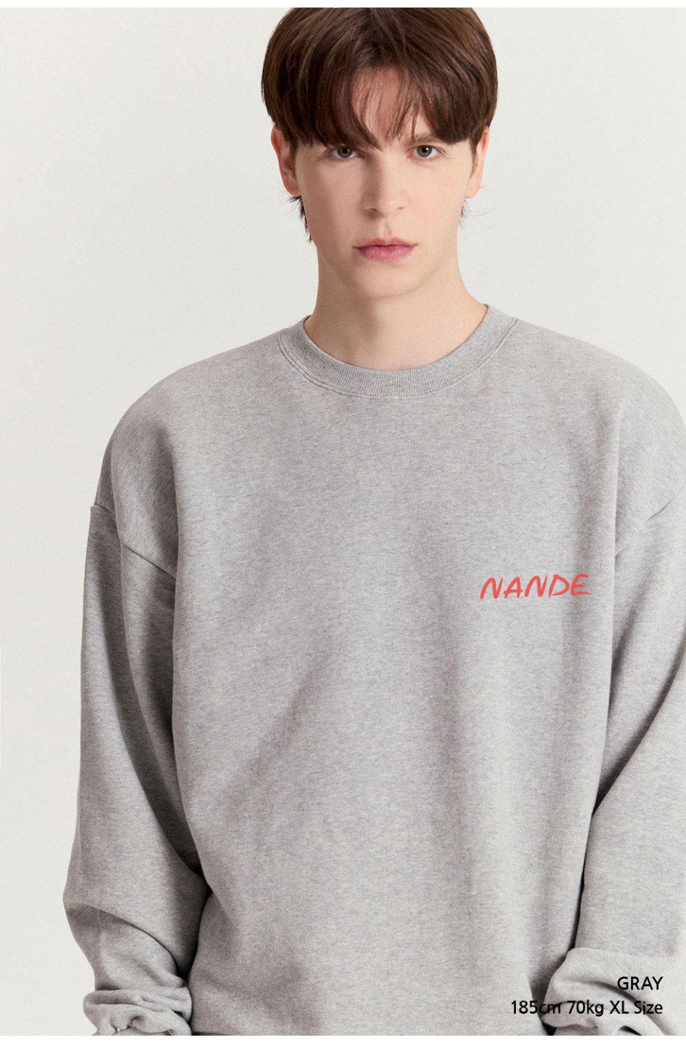 그레이색상 등에 꽃이 프린팅 되어있는 맨투맨을입은 남자 사진