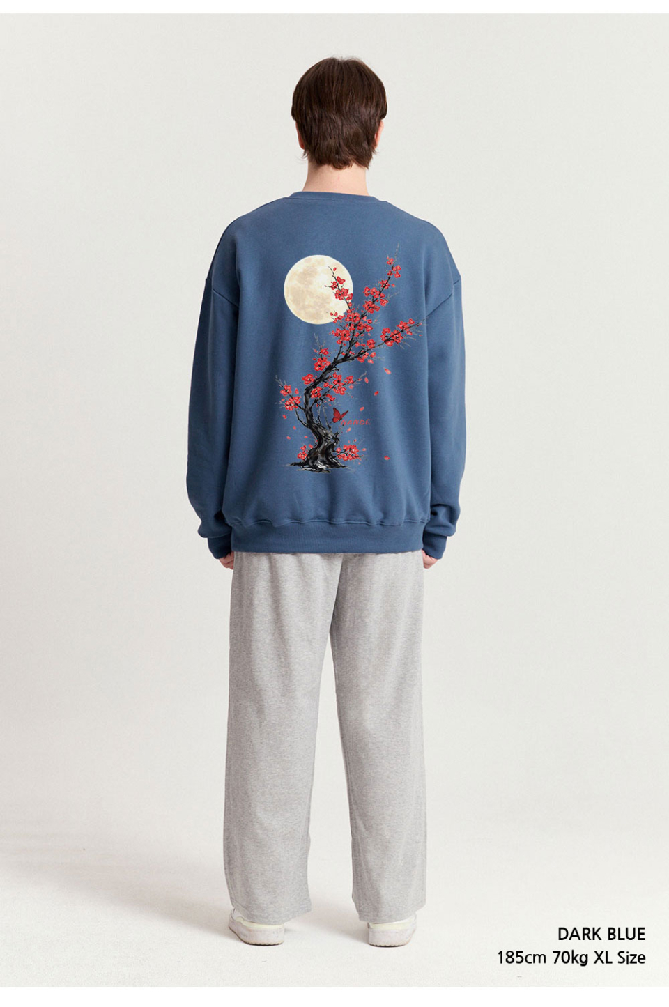 다크블루색상 등에 꽃이 프린팅 되어있는 맨투맨을입은 남자 사진