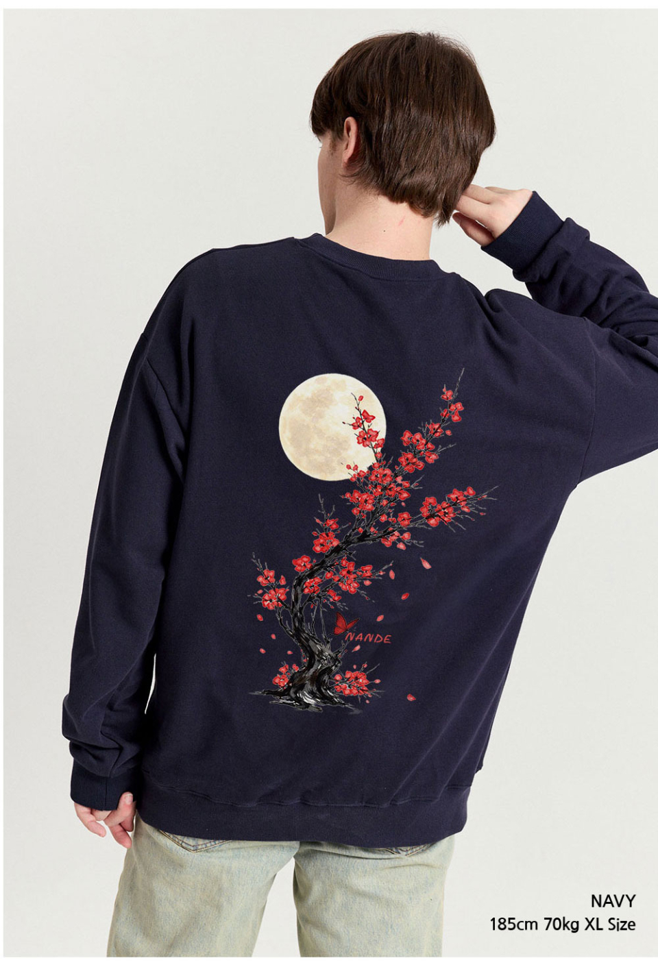 네이비색상 등에 꽃이 프린팅 되어있는 맨투맨을입은 남자 사진