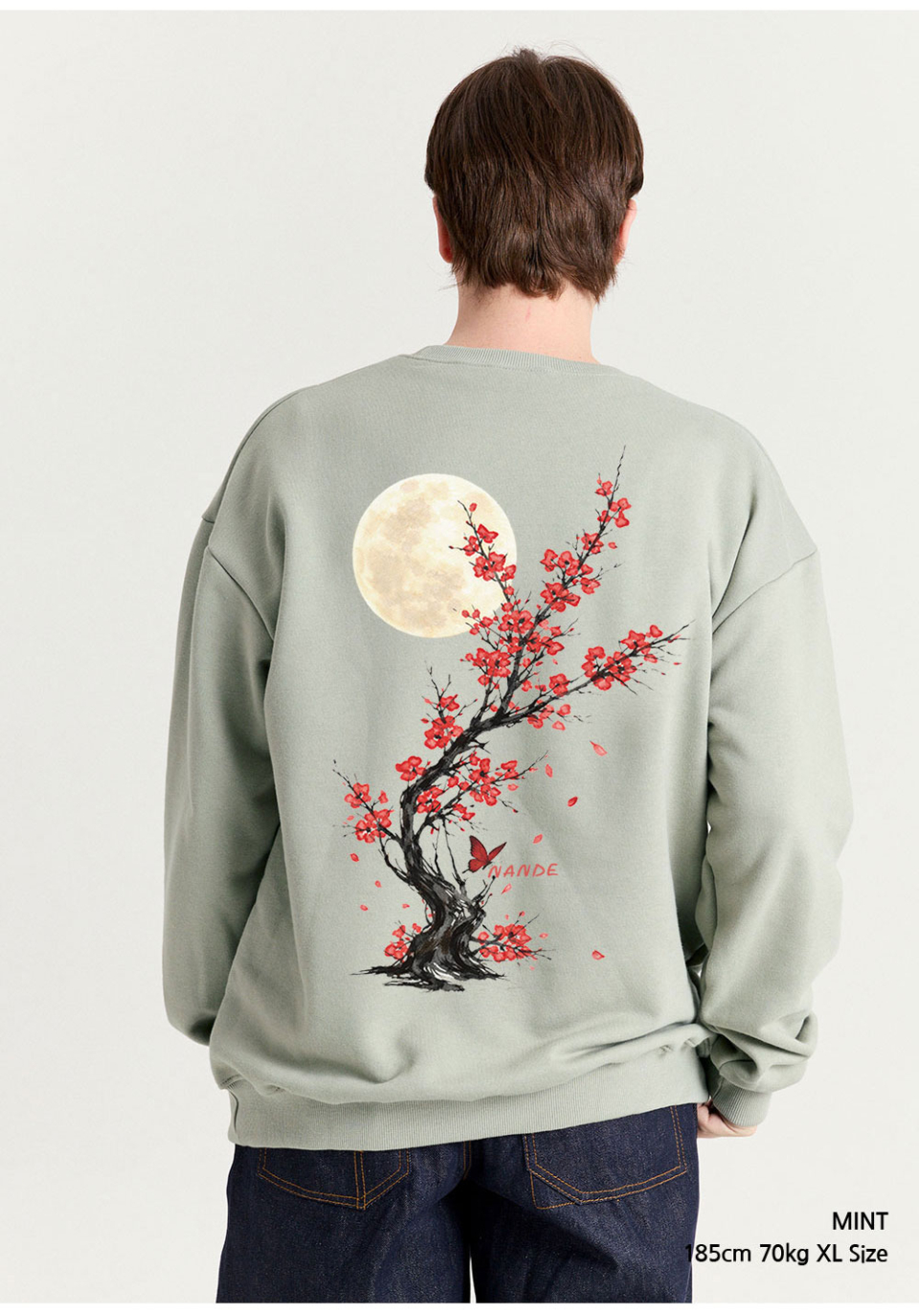 민트색상 등에 꽃이 프린팅 되어있는 맨투맨을입은 남자 사진