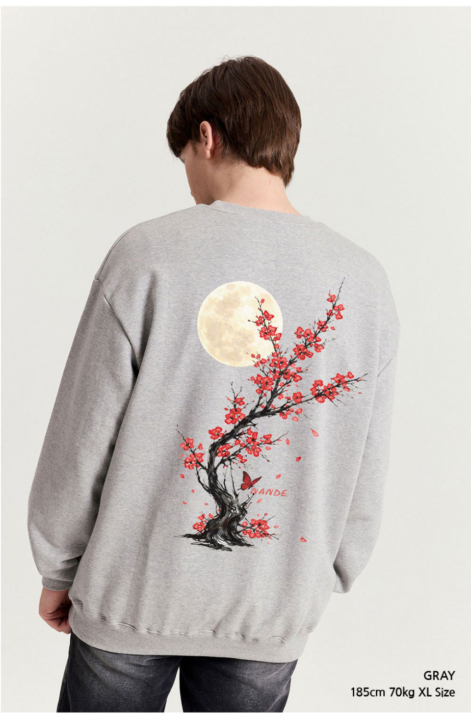 그레이색상 등에 꽃이 프린팅 되어있는 맨투맨을입은 남자 사진