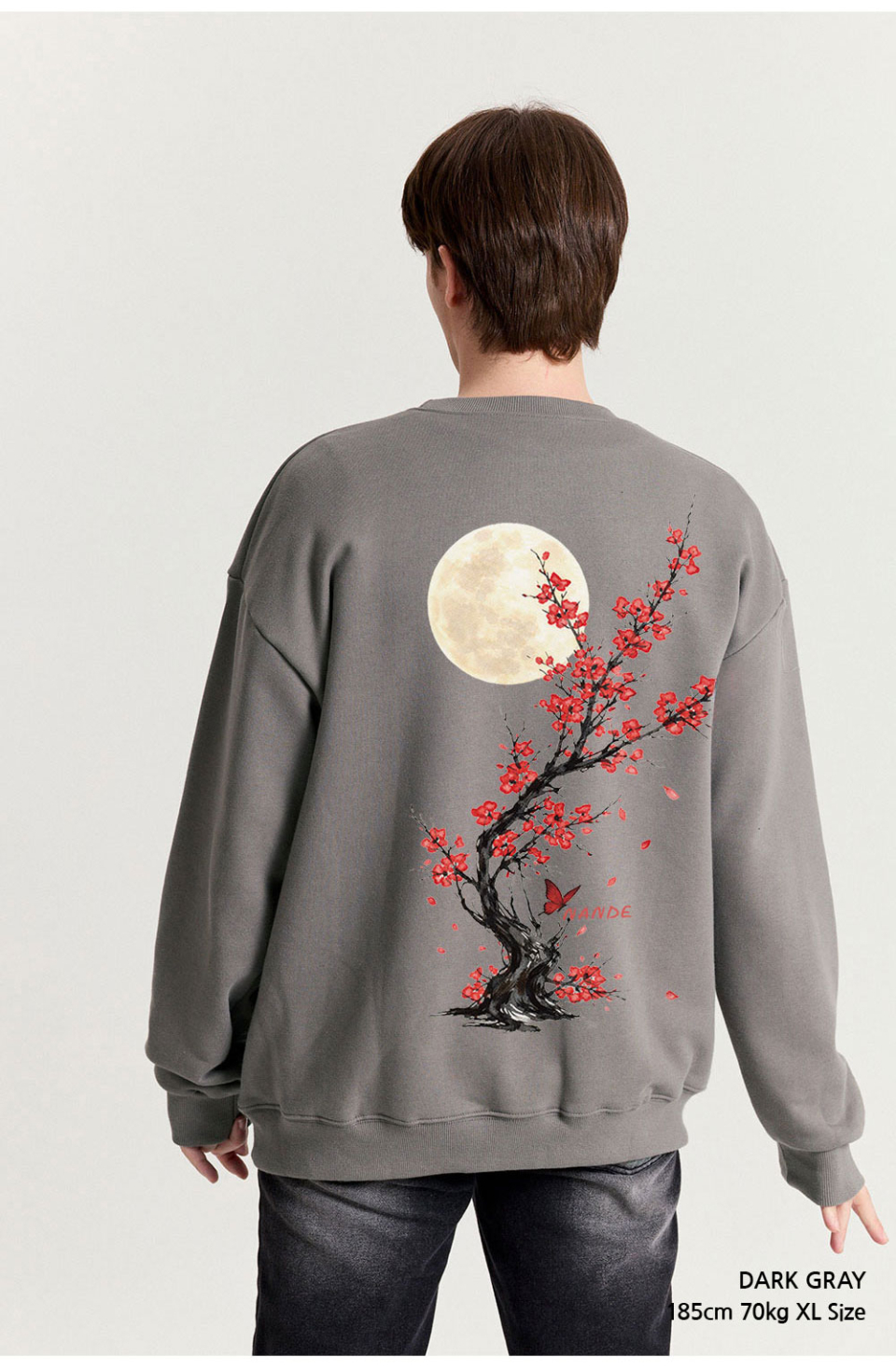 다크그레이색상 등에 꽃이 프린팅 되어있는 맨투맨을입은 남자 사진