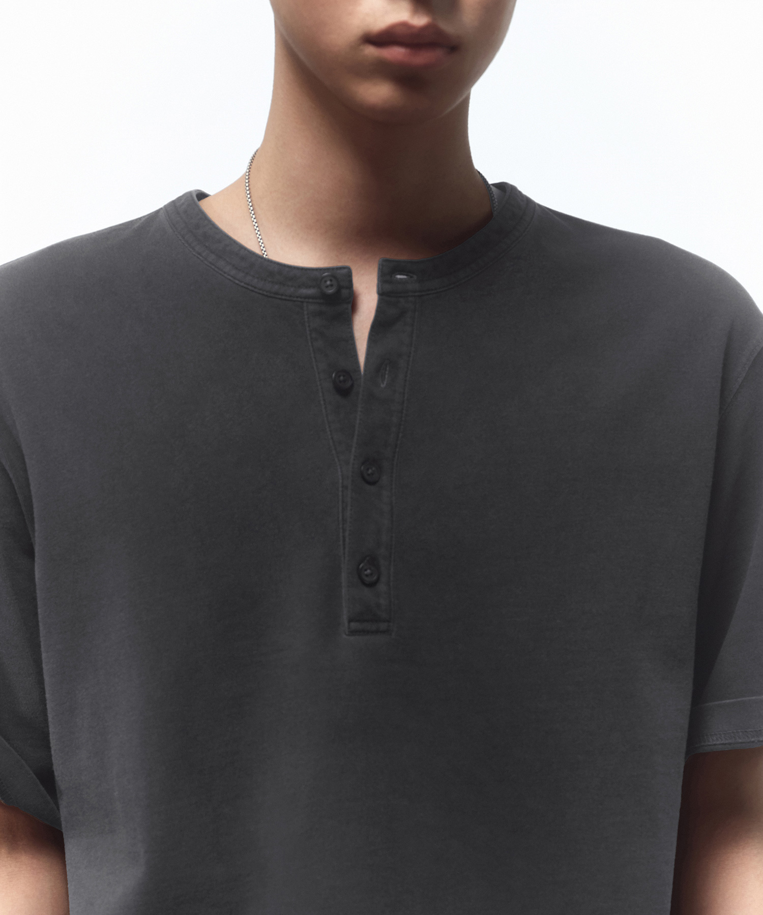 PIGMENT HENLEY NECK T-SHIRT [CHARCOAL GREY]