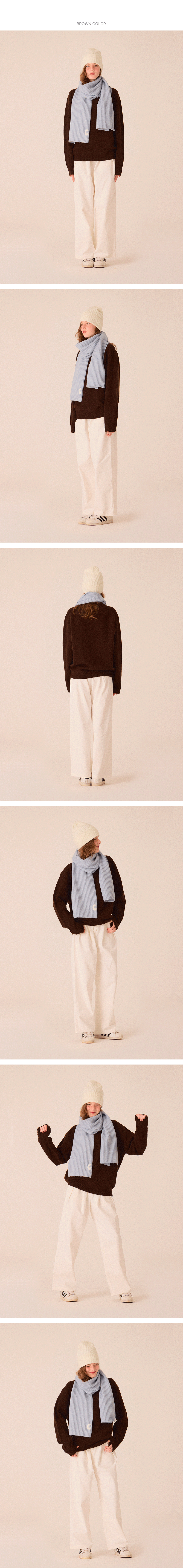 여 모델이 브라운 컬러의 스웨터를 입고 자유포즈를 한 이미지