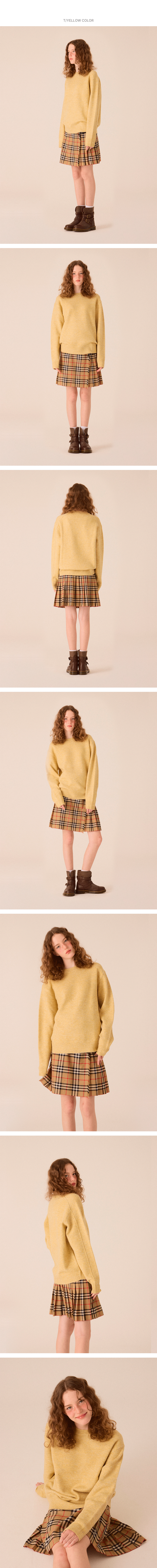 여 모델 엘로우 컬러의 스웨터를 입고 자유포즈를 한 이미지