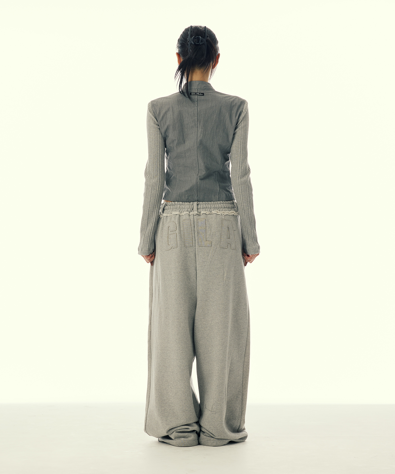спортивные брюки с жирным логотипом и строчкой GREY