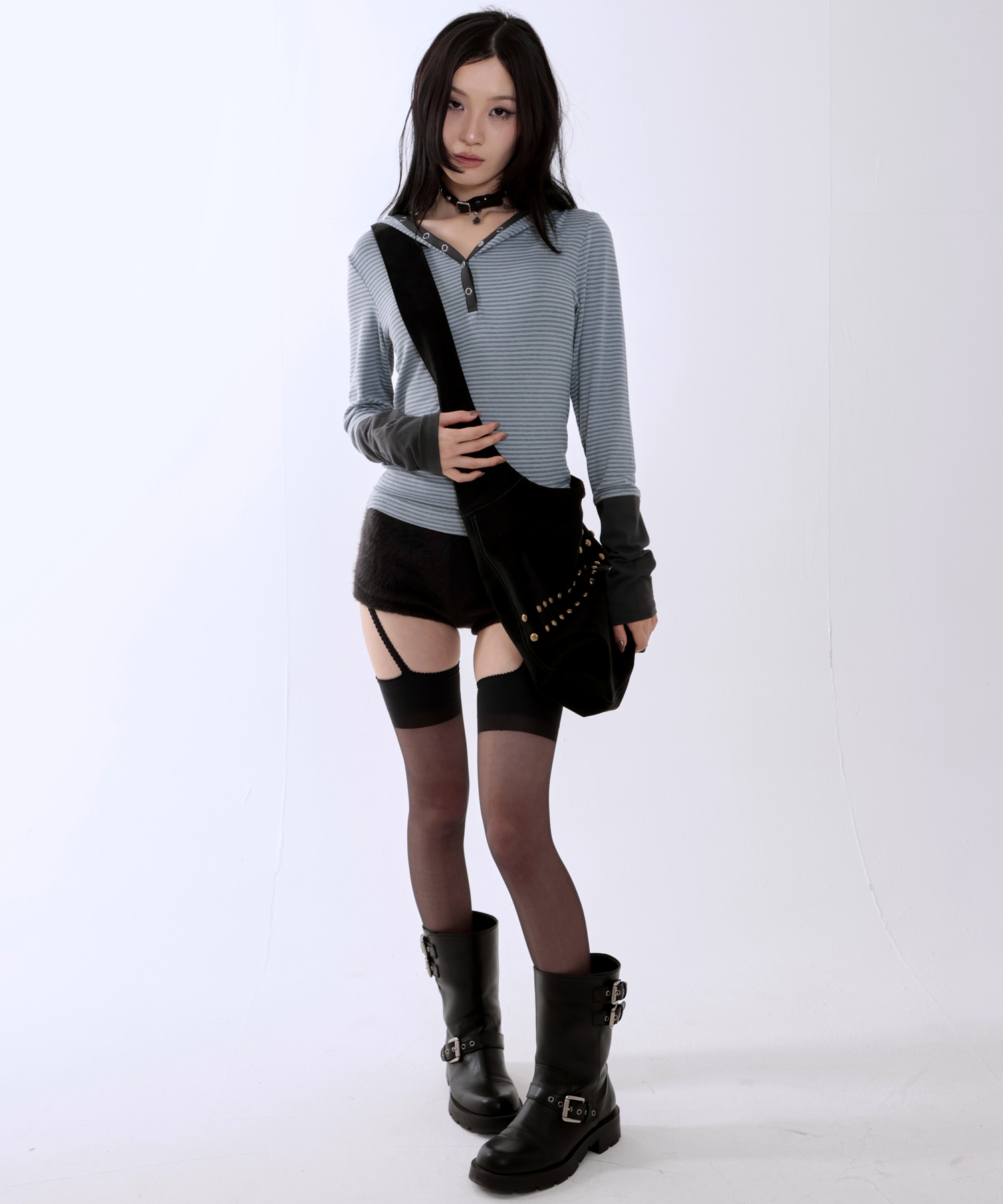 STUDDED NUBUCK MESSENGER BAG [BLACK]
