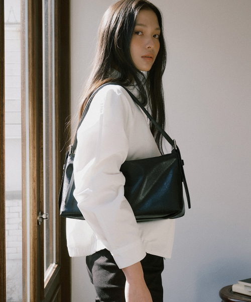 MUSINSA公式 | LINGSEOUL cow leather buckle medium shoulder bag-black