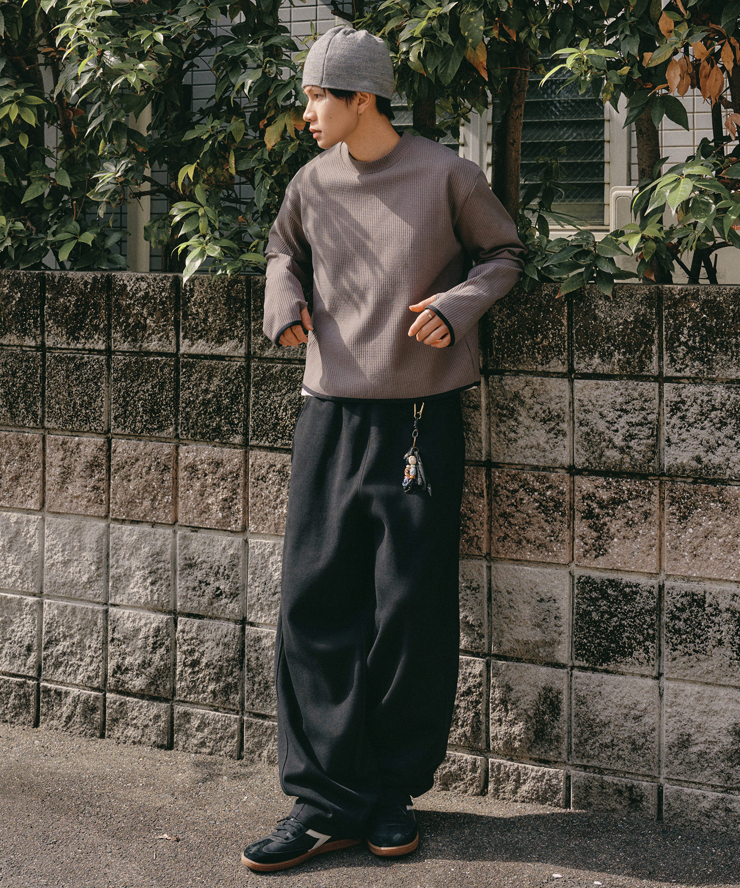 Curved Line Over Sweat Pants [Black]