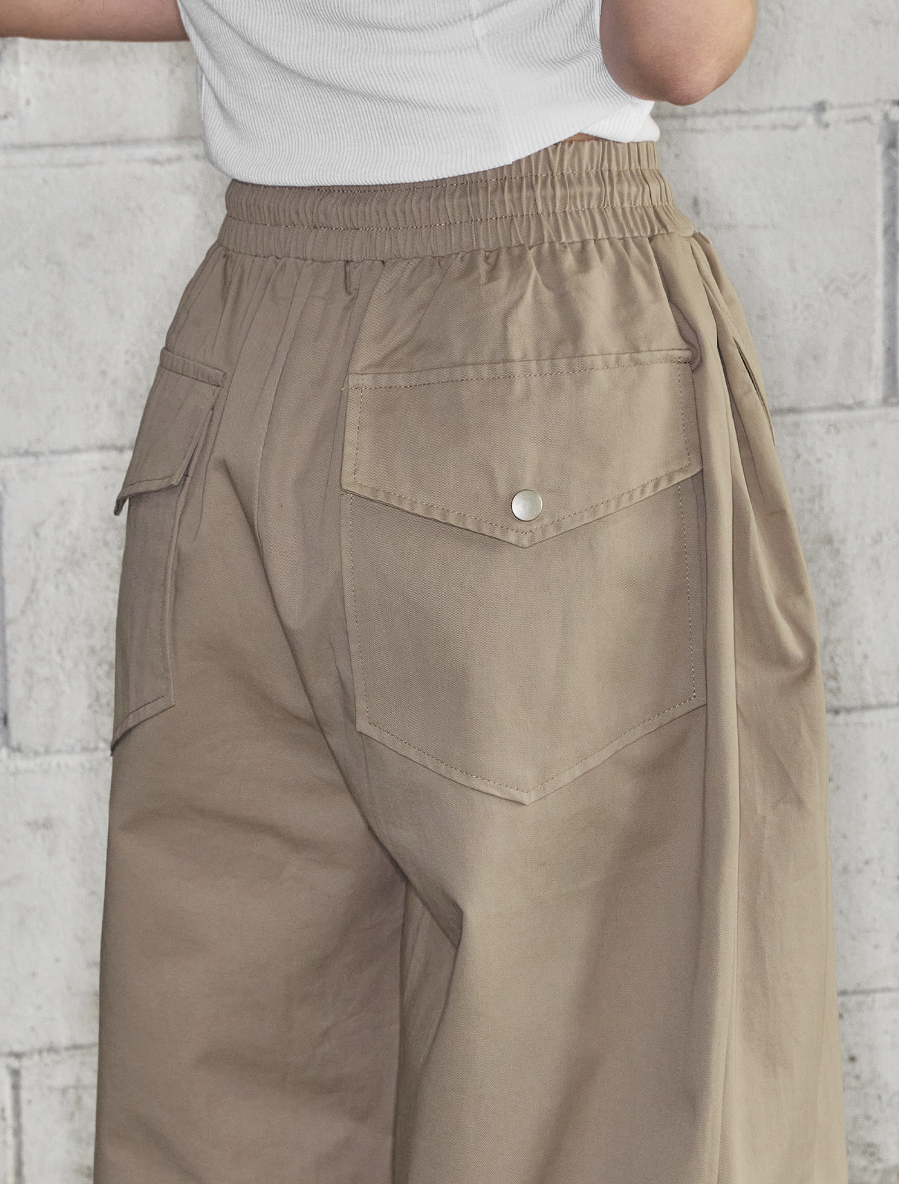 Уютные широкие брюки из хлопка с защипами и карманом сзади Beige