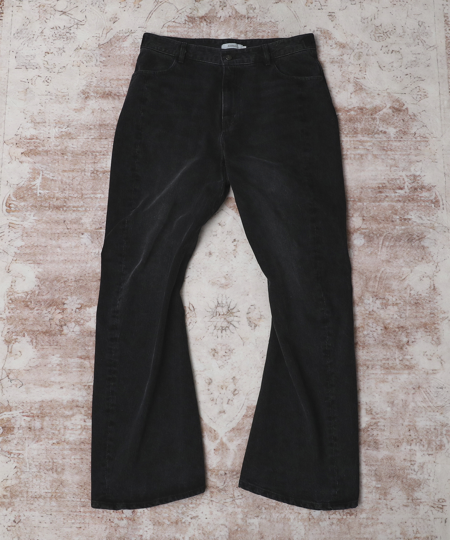 Джинсы клеш с изогнутым кроем_washed black