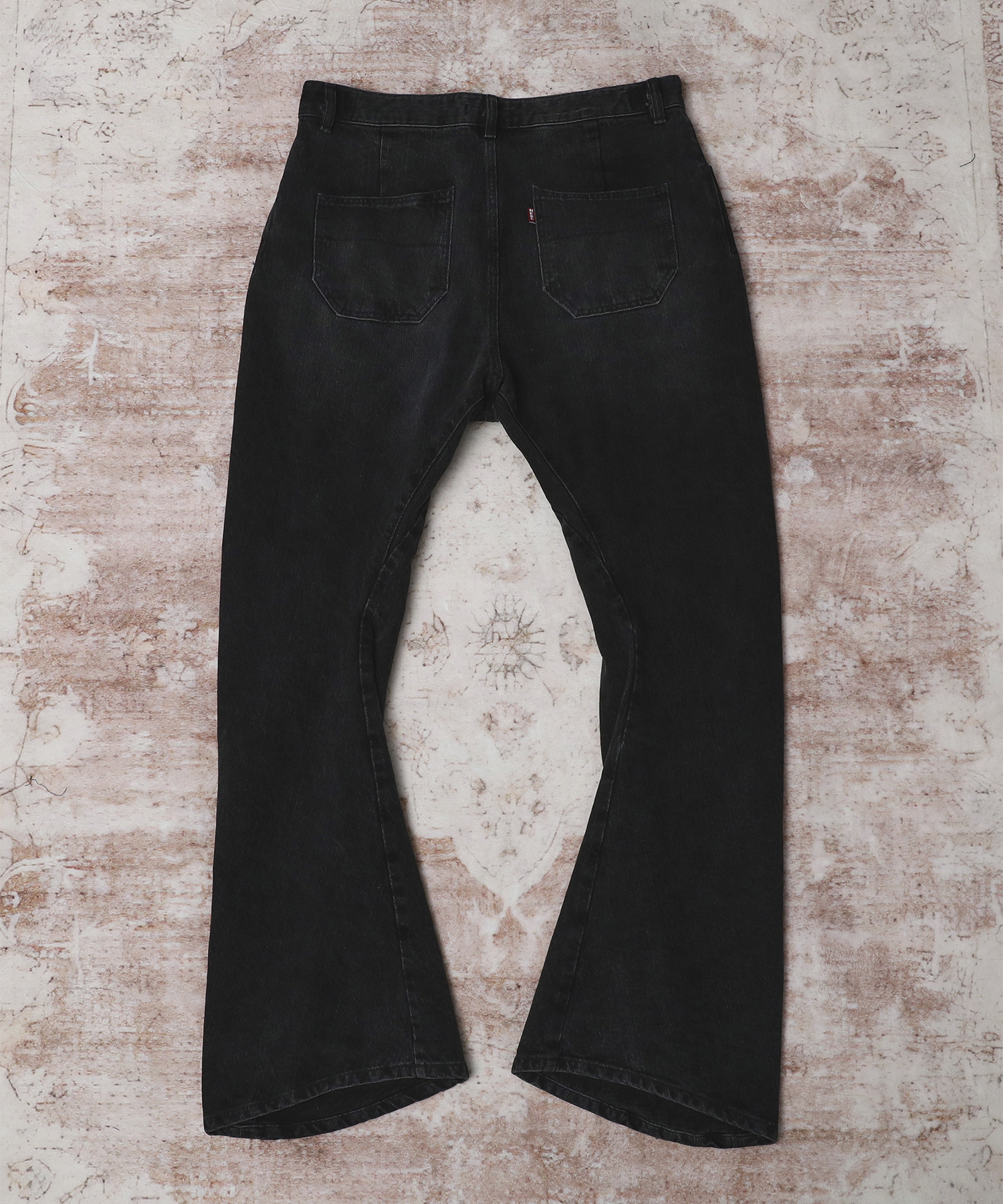 Джинсы клеш с изогнутым кроем_washed black