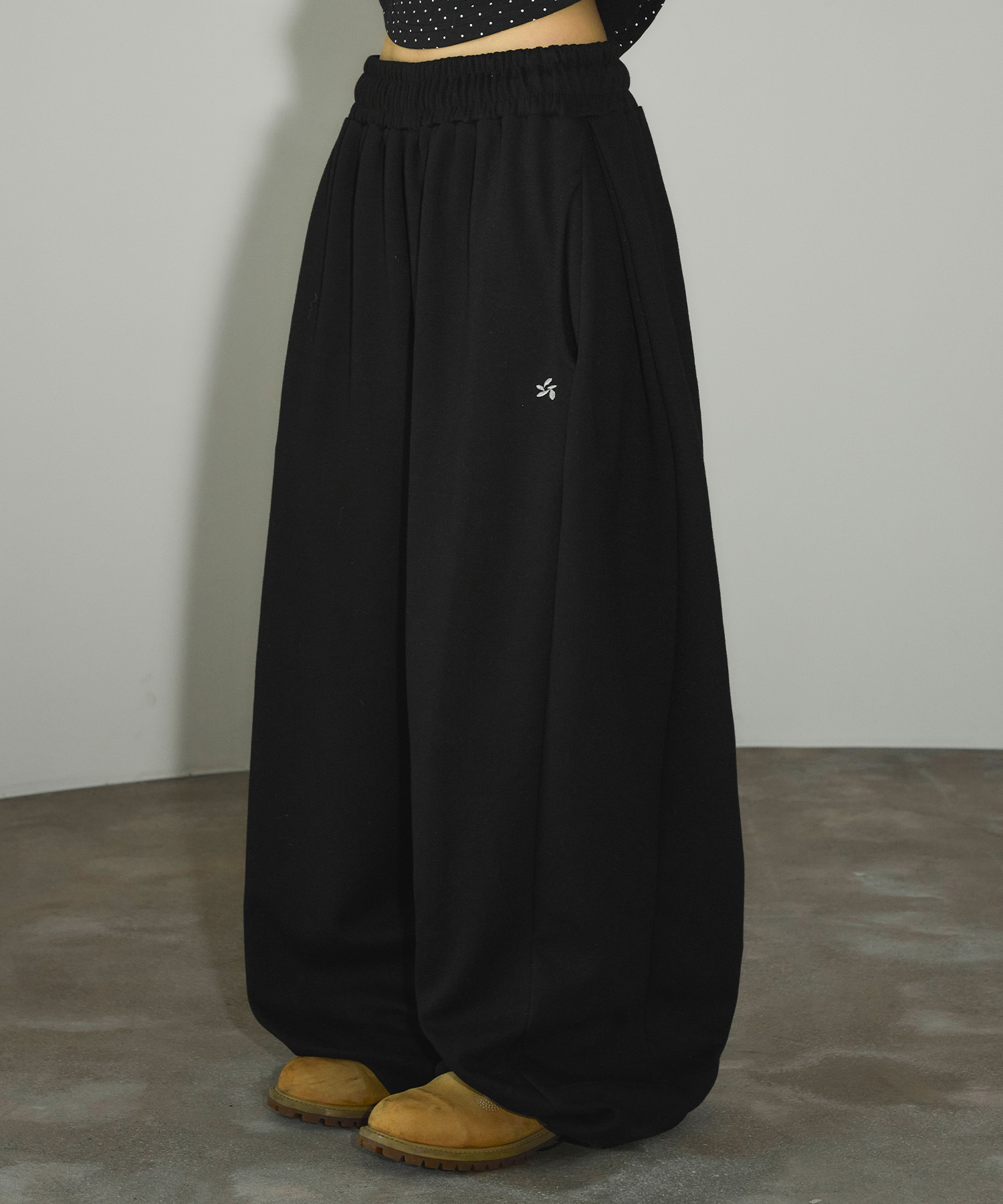 Широкие спортивные штаны с защипами и логотипом [Black]