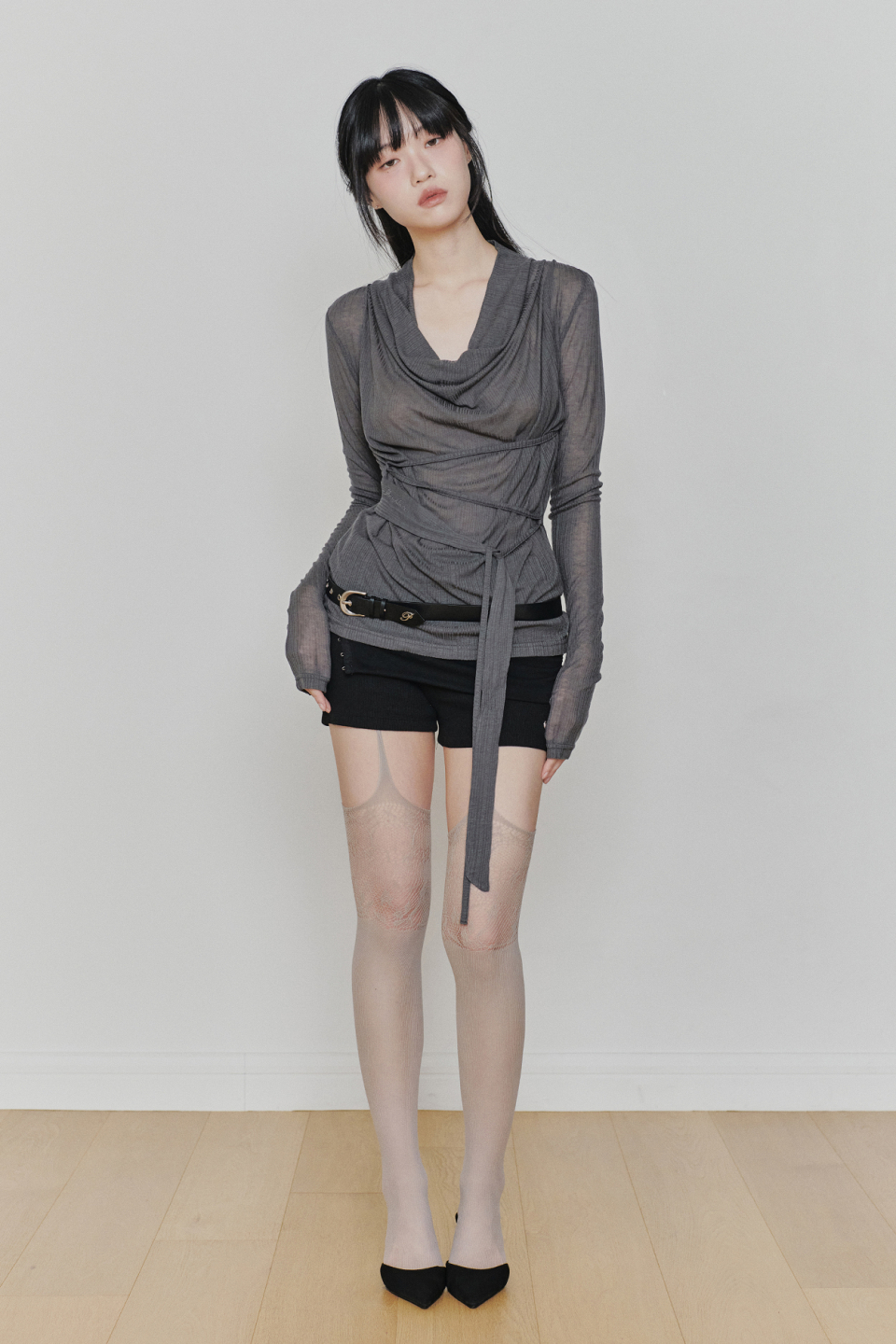 MUSINSA公式 | PAINORPLEASURE LILY COWL RIBBON TOP charcoal